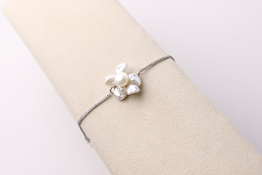 Fleur de lune pearl bracelet