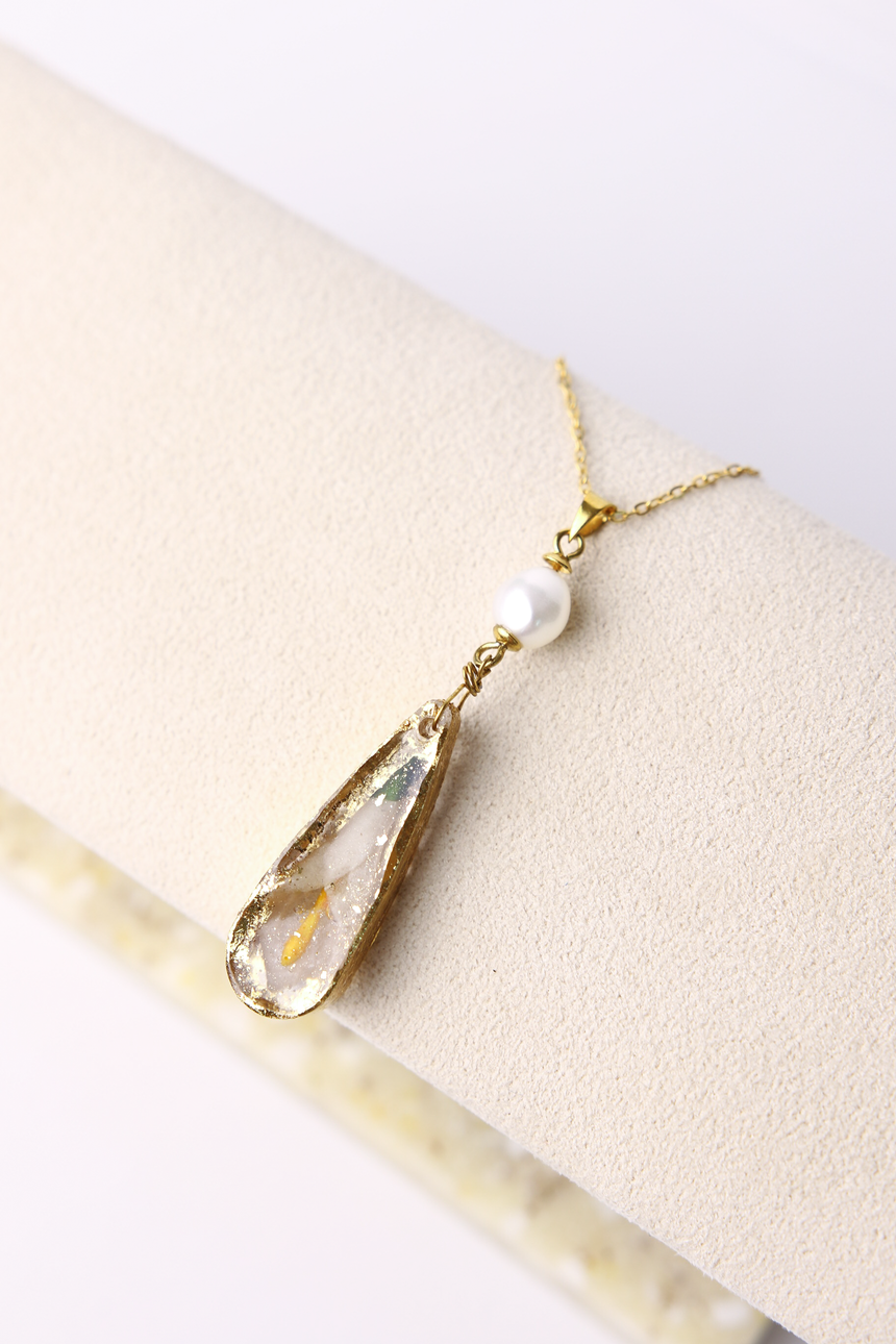 Golden garden pearl necklace